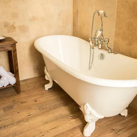 לינה וארוחת בוקר Chateau De Valette 4*