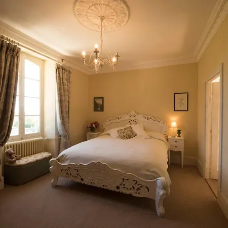 לינה וארוחת בוקר Chateau De Valette 4*