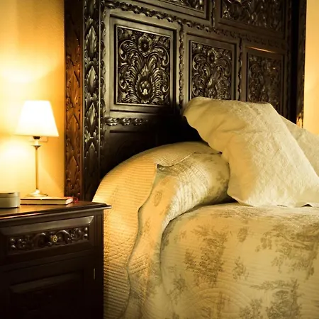 לינה וארוחת בוקר Chateau De Valette 4*