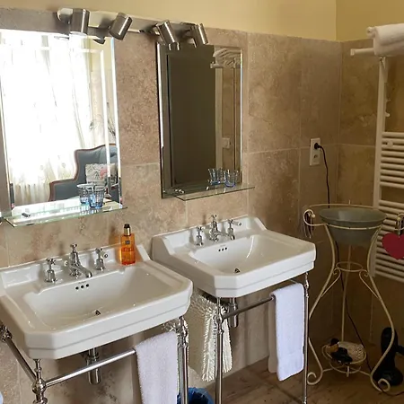 לינה וארוחת בוקר Chateau De Valette 4*