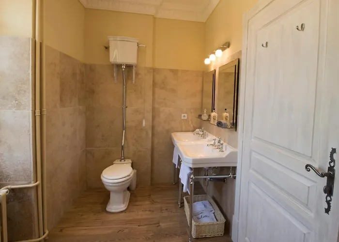 Chateau De Valette Bed & Breakfast 4*