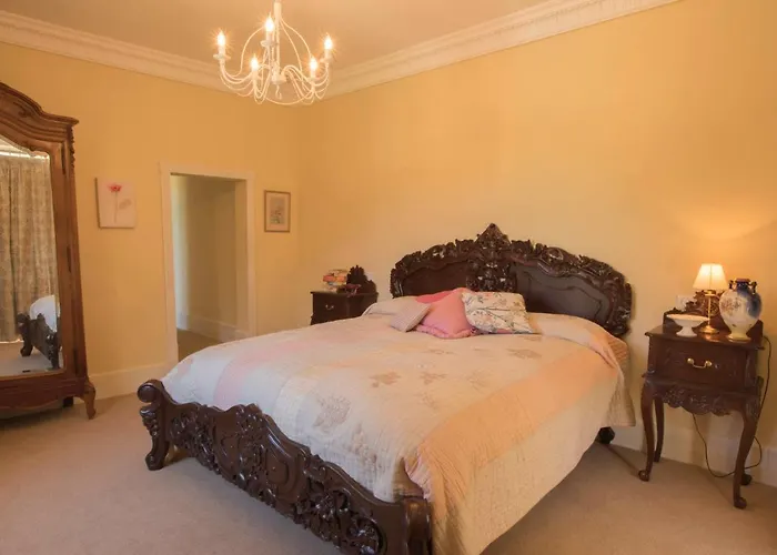 Chateau De Valette Bed & Breakfast