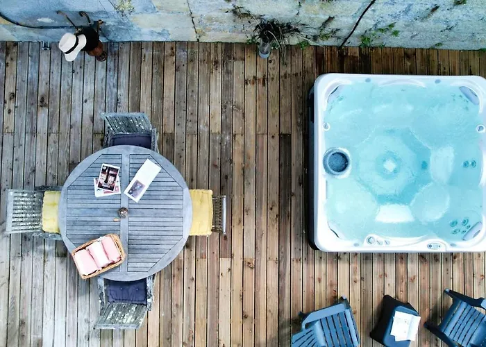 Chateau De Valette Bed & Breakfast 4*